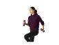 Femme en sweat à capuche violet et legging noir tenant des haltères.