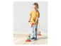 Un jeune garçon jouant avec un aspirateur jouet et d'autres outils de nettoyage.