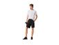 Man in wit t-shirt en zwarte shorts met een bidon.