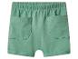 Groene korte broek met elastische taille en zakken.