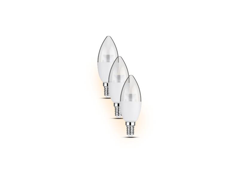 Drie witte LED kaarslampen.