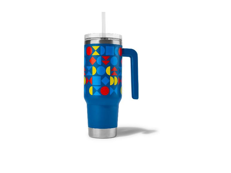 Blauwe thermobeker met handvat, rietje en kleurrijke geometrische patronen.
