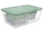 Ensemble de boîtes de conservation alimentaires transparentes avec couvercles verts, empilées.