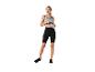 Femme en vêtements de sport : haut, short cycliste et bouteille d’eau.