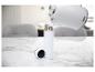 Witte waterkoker giet heet water in een witte RAPIDCOOL thermosfles op een marmeren aanrecht.