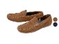 Bruine suède herenloafers met witte stiksels en blauwe en rode accenten.
