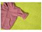 Roze hoodie op een getextureerde limoengroene deken.