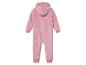 Een roze, pluche jumpsuit voor baby's met capuchon.