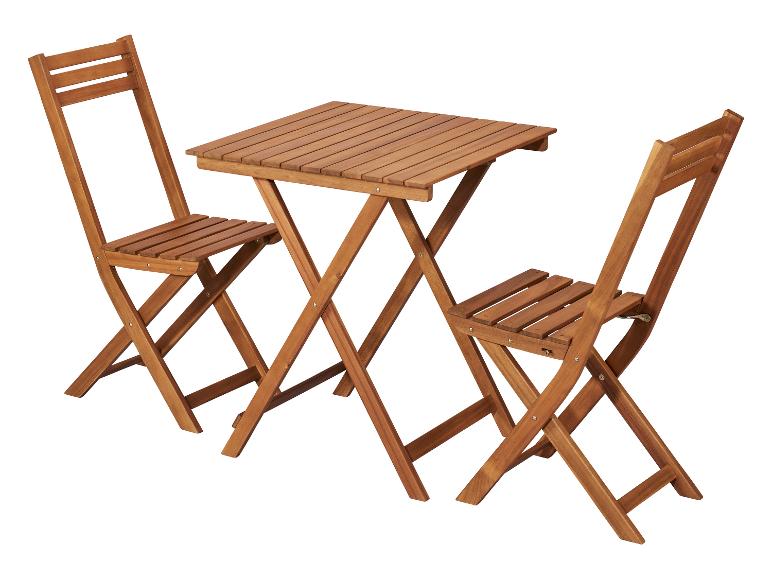 Een houten tuintafel met twee bijpassende vouwstoelen.