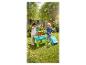 Enfants jouant avec une table d'eau et de sable et des jouets à bulles dans un jardin.