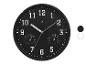 Zwarte wandklok met thermometer en hygrometer.