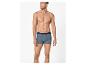 Man in gestreepte boxershort, kijkt opzij.