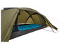 Een groene tent met een slaapzak erin