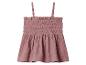 Roze kindertop met dunne bandjes en gesmokt detail.