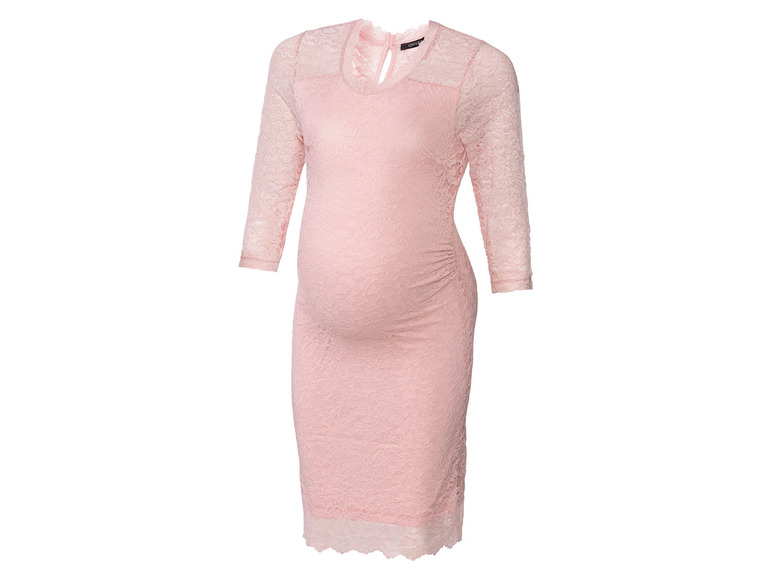 Une robe de grossesse rose à manches longues en dentelle.
