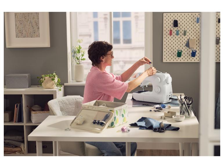 Vrouw naait aan haar werktafel met de CRELANDO® allesnaaier-garenset.