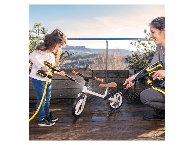 Een kind en volwassene wassen een kinderfiets met Kärcher hogedrukreinigers.