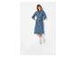 Femme en robe midi en jean avec ceinture, chaussettes blanches et baskets.