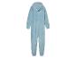 Een lichtblauwe onesie met capuchon.