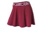 Bordeauxrode sportrok met een witte elastische tailleband met letters