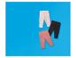 Drie paar baby leggings in wit met stippen, zwart en roze op een blauwe achtergrond.