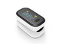 Een witte vingertop-pulsoxymeter met een digitaal scherm.