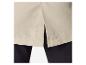 Achtersplit van een beige rok of jurk over een zwarte broek.