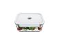 Récipient en verre avec couvercle blanc, rempli de salade avec tomates et fromage.