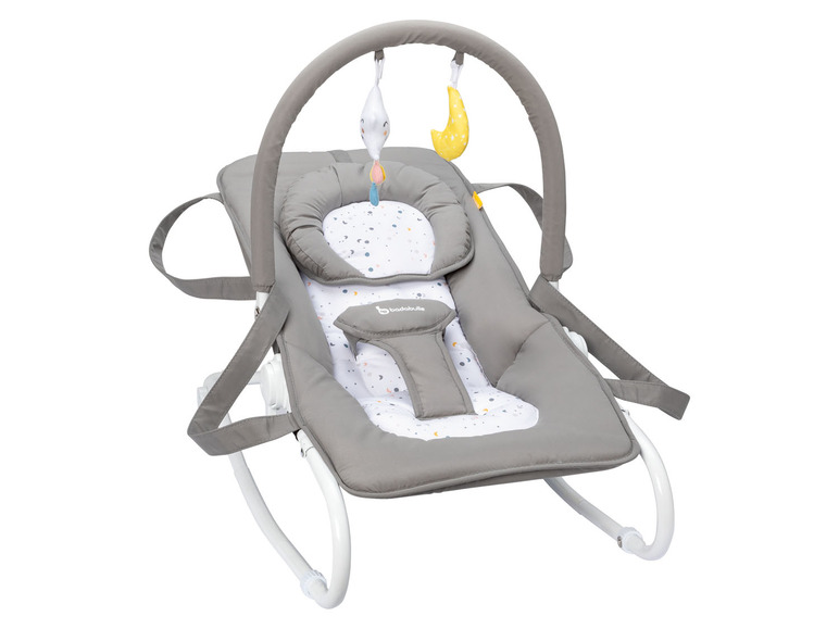 Een grijze babywieg met een boog en speelgoed van het merk Babymoov.
