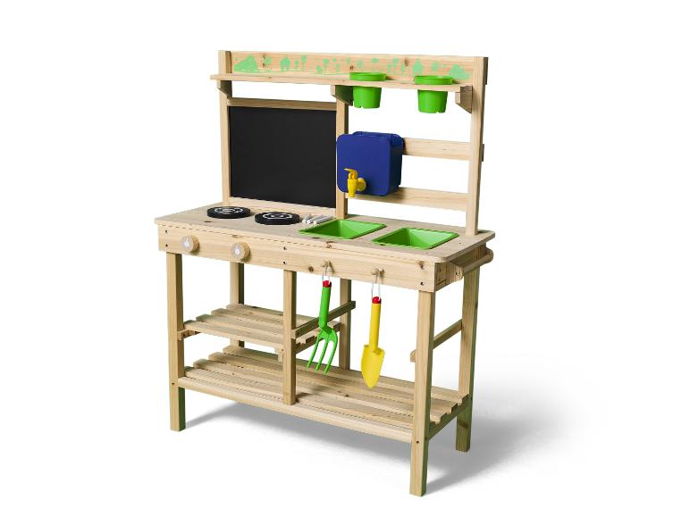 Houten modderkeuken met schoolbord, twee groene wasbakken en tuingereedschap
