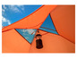 Een oranje tent met een hanglamp erboven.