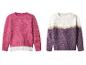 Deux pulls tricotés: un rose, un avec des rayures blanches, dorées et violettes.