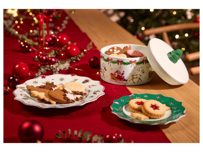 Kerstkoekjes op feestelijke borden en in een doos versierd met de Kerstman.