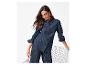 Vrouw in donkerblauw denim overhemd en jeans.