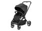 Een zwarte kinderwagen met een zonnekap en een boodschappenmandje.