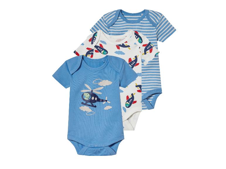 Trois bodies pour bébé avec des rayures bleues, un imprimé avion et hélicoptère.