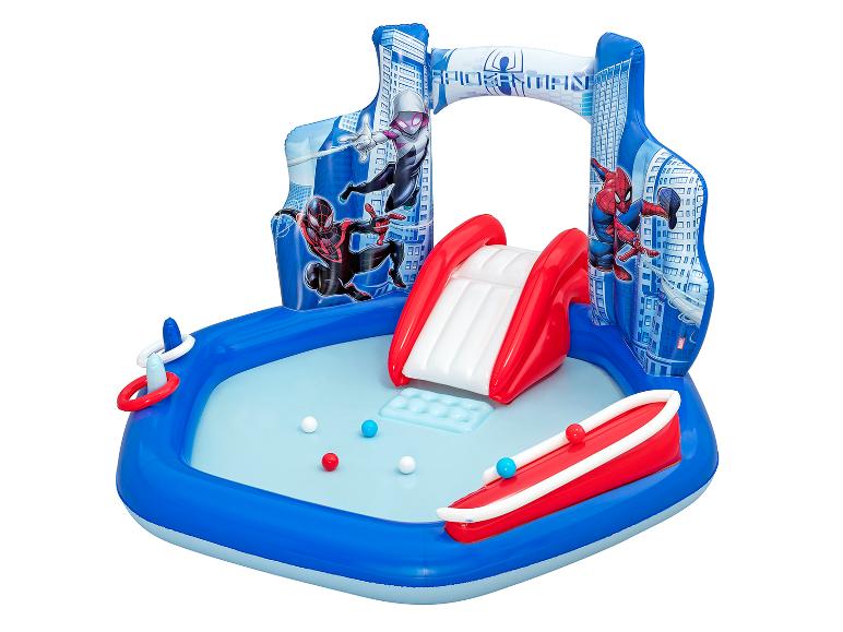 Opblaasbaar speelcentrum met waterglijbaan en superheldenfiguren.