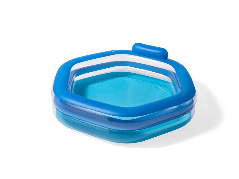 Piscine gonflable bleue avec appui-tête, remplie d'eau, sur fond blanc.