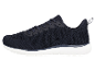 Donkerblauwe gebreide sneakers met witte zool.