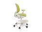 Groene en witte ergonomische bureaustoel met wielen en voetensteun.