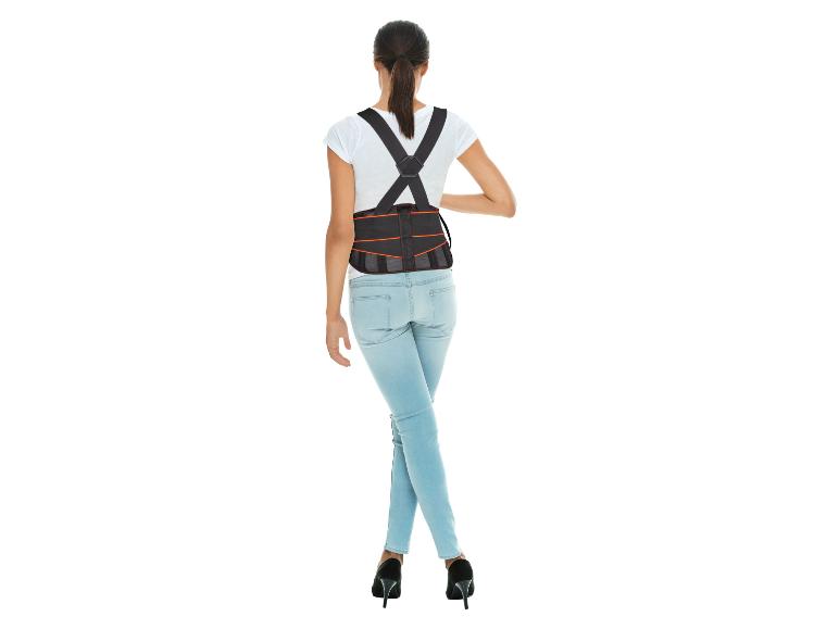 Une femme porte un soutien dorsal et un jean bleu.