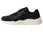 Zwarte sneaker met witte zool.
