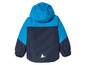 Une veste d'hiver bleue avec capuche pour enfants.
