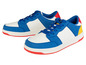 Twee paar witte en blauwe sneakers met rode accenten.