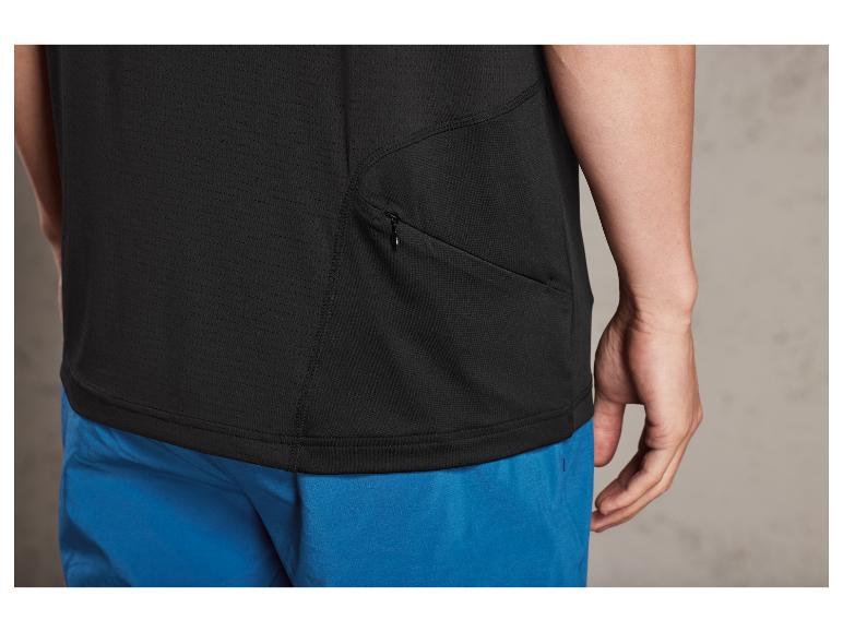 Un t-shirt noir avec une poche zippée et un short bleu.