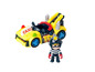 Une voiture jouet jaune avec un signe de taxi et une figurine de voleur.
