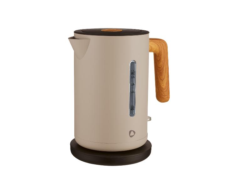 Une bouilloire électrique beige avec une poignée en bois et une base noire.