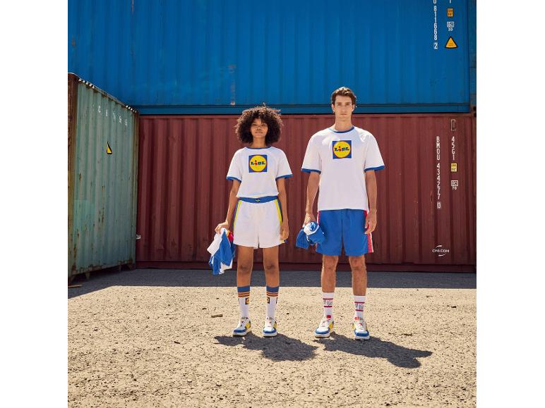 Vêtements Lidl : t-shirts, shorts et chaussettes aux couleurs de la marque.