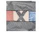 Open grijze reistas met roze T-shirt, beige top en blauwe jeans.