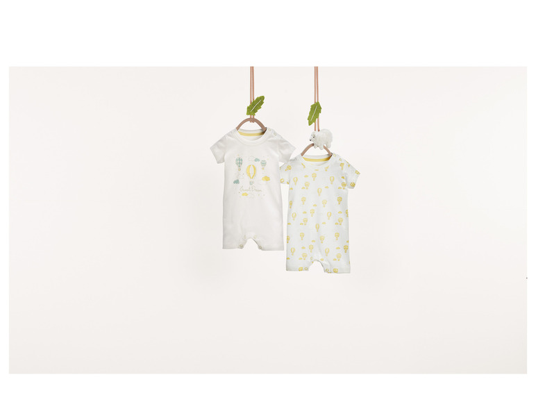 Twee baby rompertjes met een hotluchtballon print.